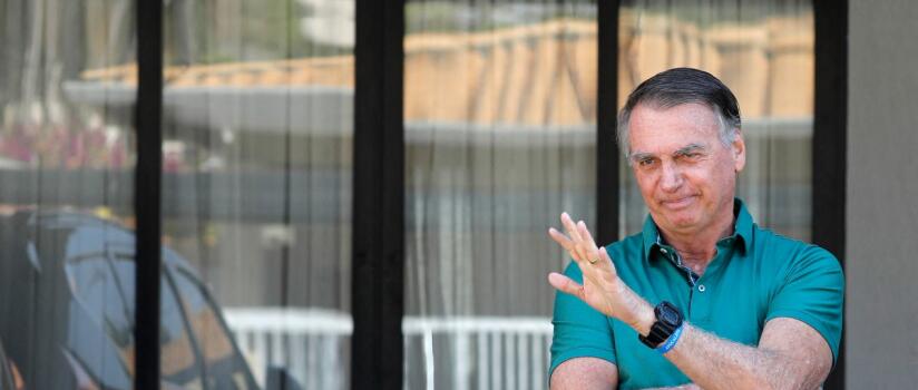 Por orientação dos advogados, Jair Bolsonaro não dará entrevistas neste momento, diz Flávio