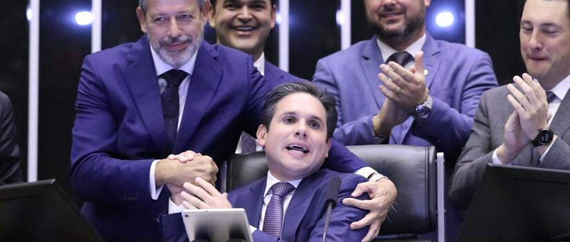 Adversários, Lira e Renan Calheiros trocam farpas sobre tramitação da isenção do IR no Congresso