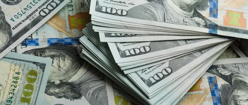 Dólar fecha em alta com MP de aumento de impostos em foco; Bolsa tem forte queda