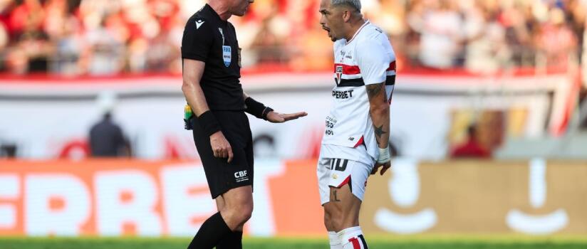 São Paulo envia ofício para CBF divulgar áudio do VAR de jogo contra o Palmeiras, e entidade aguarda 'OK' da Fifa