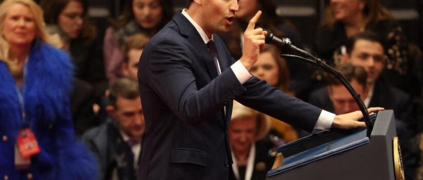 Influenciador trumpista Charlie Kirk morre após ser baleado em evento
