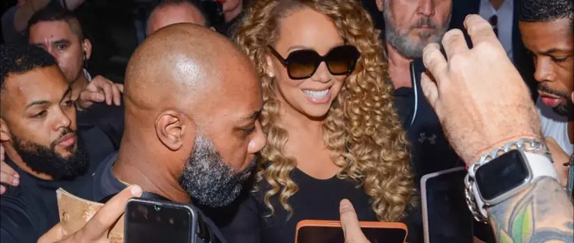 Mariah Carey chega ao Brasil e atende fãs na porta de hotel