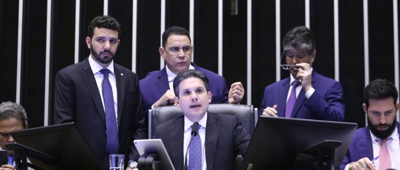 Câmara retoma despacho gratuito de malas e proíbe cobrança de bagagem de mão em viagens no Brasil