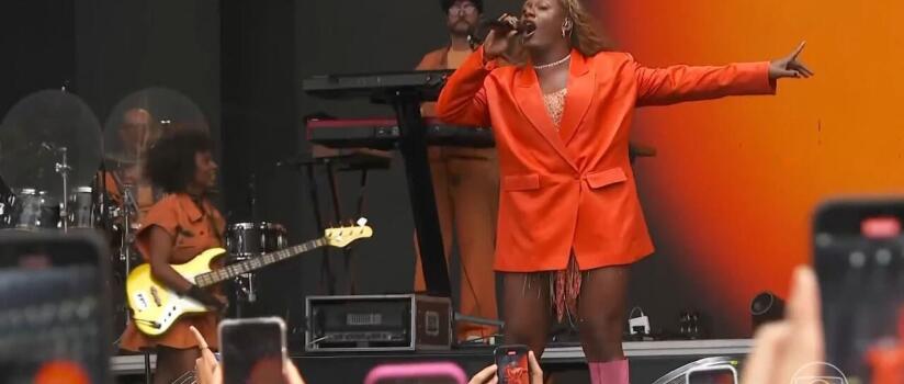 Liniker celebra 1 ano de 'Caju' em show emocionante em Manaus