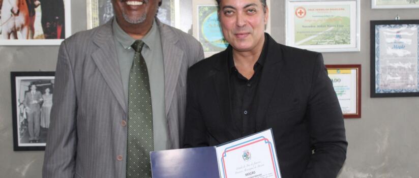 Jornalista Fabiano Medina recebe Moção Honrosa da Câmara dos Vereadores de Maricá