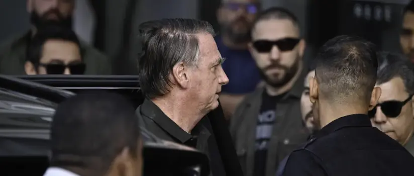 Bolsonaro deixa prisão domiciliar com forte escolta policial para fazer exames