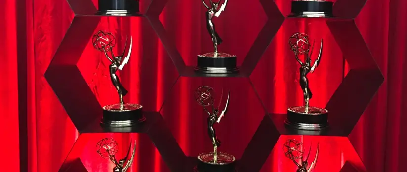 Veja onde assistir às séries vencedoras do Emmy 2025