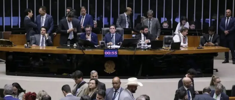 Câmara aprova PEC que dá blindagem inédita ao Congresso em resposta ao STF