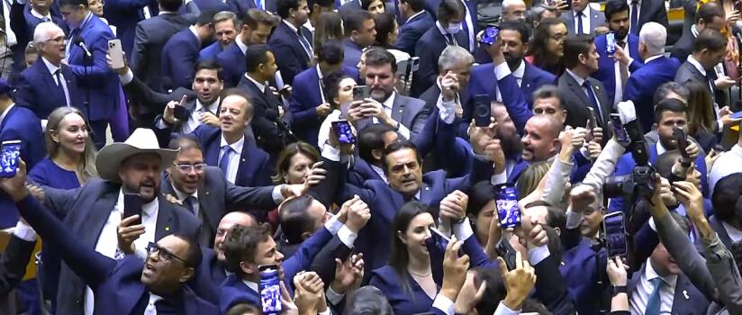 Partidos do Centrão garantem aprovação de urgência da anistia; saiba como votou cada deputado
