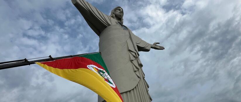 Bandeira do RS é hasteada no Cristo Protetor de Encantado em homenagem ao Dia do Gaúcho
