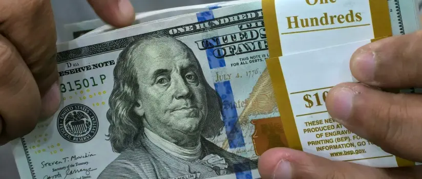 Dólar fecha em alta e Bolsa cai com mercado atento a falas de Haddad e agenda da semana