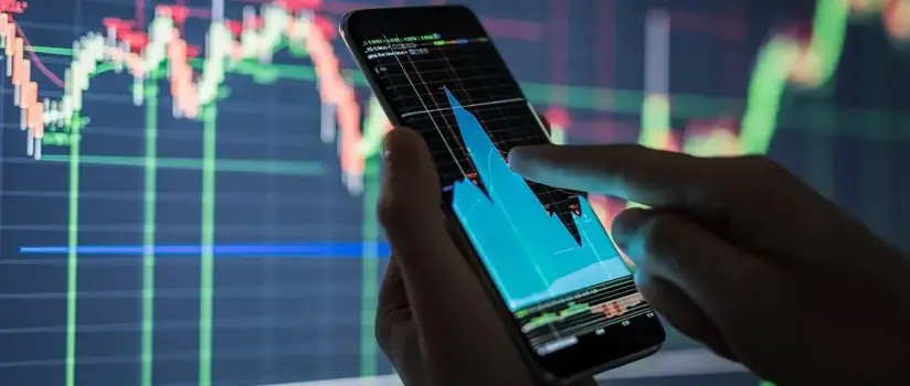 Bolsa fecha em alta, bate recorde, dólar cai