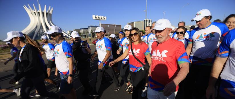 Lula alfineta Bolsonaro em ato do MEC: 'Aqui não tem motociata, aqui tem caminhada'