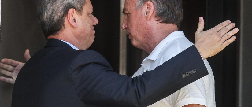 Tarcísio visita Jair Bolsonaro, defende anistia e sinaliza união da direita para 2026