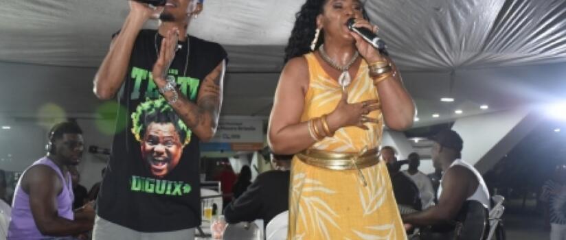 Roda de samba agita noite na Praça do Pacificador, em Caxias