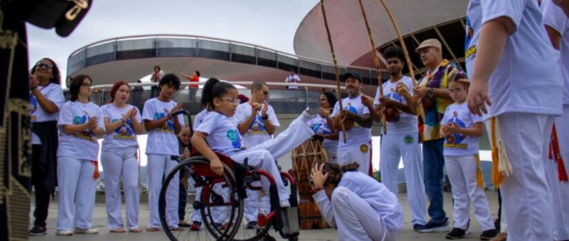 Instituto Gingas amplia projeto de capoeira inclusiva e leva o Din Down Down a novas cidades