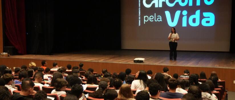 Palestra no teatro Maestro Franklin de Carvalho mobiliza 400 alunos com tema sobre prevenção às drogas, cursos gratuitos e mensagem de valorização da vida