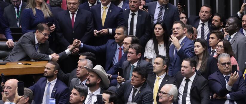 Câmara aprova urgência da anistia após pressão da oposição e apoio do centrão