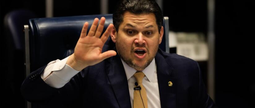 Alcolumbre diz que Eduardo Bolsonaro instiga EUA contra o Brasil e 'não dá para aceitar calado'