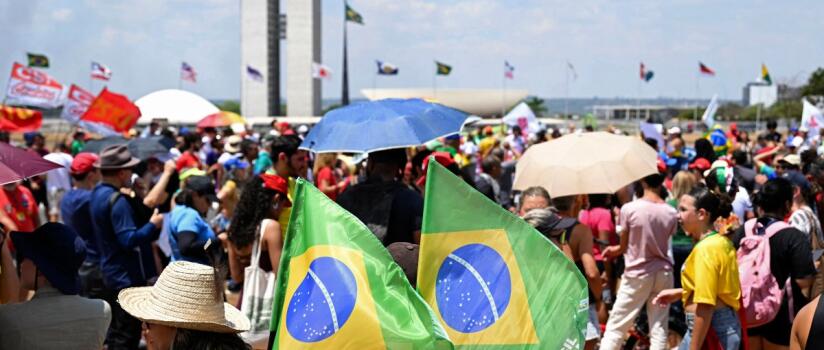 Milhares de pessoas marcham até o Congresso contra a PEC da Blindagem e o projeto de anistia