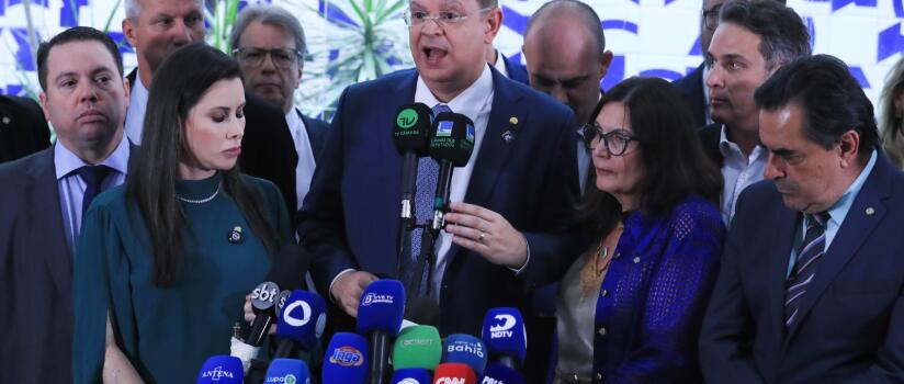 Oposição recorre de ato de Motta contra Eduardo e o relaciona à sanção a mulher de Moraes