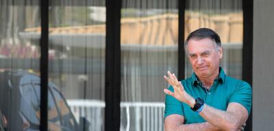 Por orientação dos advogados, Jair Bolsonaro não dará entrevistas neste momento, diz Flávio