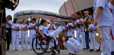 Instituto Gingas amplia projeto de capoeira inclusiva e leva o Din Down Down a novas cidades