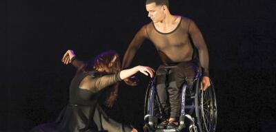 Bailarinos com deficiência de Niterói fazem show inclusivo e interativo