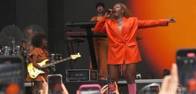 Liniker celebra 1 ano de 'Caju' em show emocionante em Manaus
