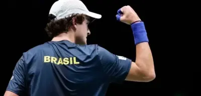 João vence Tsitsipas, e Brasil está nas qualificatórias da Copa Davis 2026