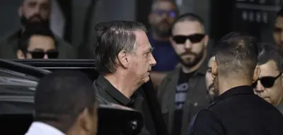 Bolsonaro deixa prisão domiciliar com forte escolta policial para fazer exames