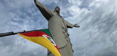 Bandeira do RS é hasteada no Cristo Protetor de Encantado em homenagem ao Dia do Gaúcho