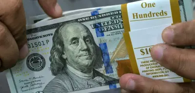 Dólar fecha em alta e Bolsa cai com mercado atento a falas de Haddad e agenda da semana