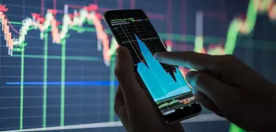 Bolsa fecha em alta, bate recorde, dólar cai