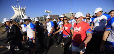 Lula alfineta Bolsonaro em ato do MEC: 'Aqui não tem motociata, aqui tem caminhada'