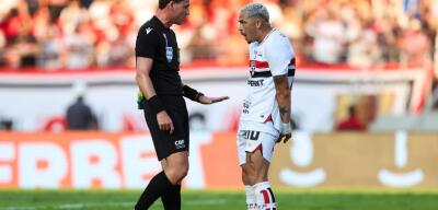 São Paulo envia ofício para CBF divulgar áudio do VAR de jogo contra o Palmeiras, e entidade aguarda 'OK' da Fifa