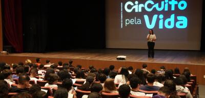 Palestra no teatro Maestro Franklin de Carvalho mobiliza 400 alunos com tema sobre prevenção às drogas, cursos gratuitos e mensagem de valorização da vida