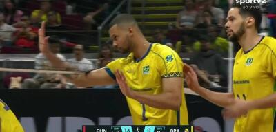 Alan acerta pancada no rosto de chinês no Mundial e se desculpa; veja lance