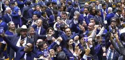 Partidos do Centrão garantem aprovação de urgência da anistia; saiba como votou cada deputado