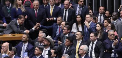 Câmara aprova urgência da anistia após pressão da oposição e apoio do centrão