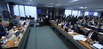 CPI do INSS tem troca de acusações entre relator e senadora: 'Tigrão pra cima de mim?'
