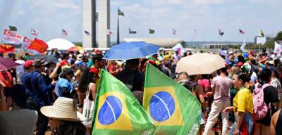 Milhares de pessoas marcham até o Congresso contra a PEC da Blindagem e o projeto de anistia
