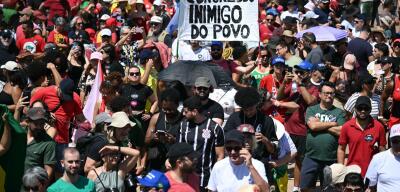Milhares de pessoas se reúnem em Brasília contra a PEC da Blindagem e o projeto de anistia